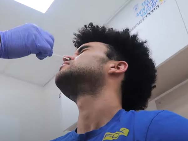 עובר בדיקת קורונה. "מתגעגע לאוהדים"