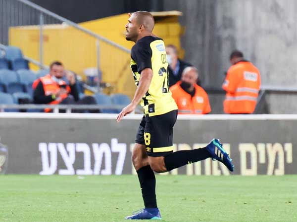 חמש דקות אחרי שעלה מהספסל, המגן הפגיז למשקוף ופנימה (דני מרון)