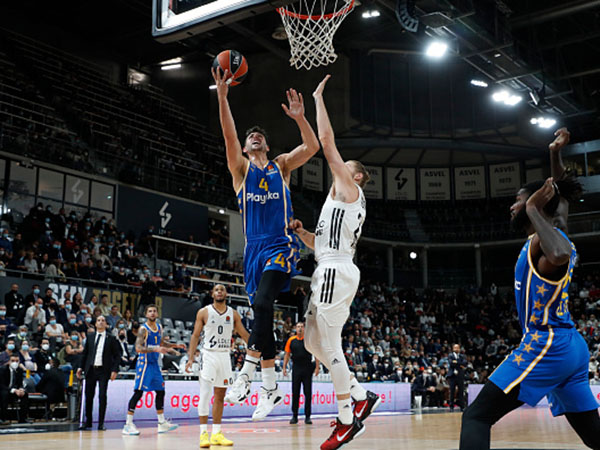 קלויארו עולה לסל (Getty)