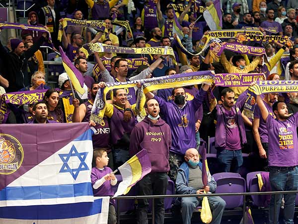 "ניצחון של 4,000 אוהדים ואדם סמית' אחד" (אלן שיבר)