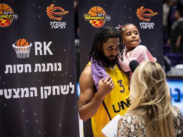 מר וגברת סמית'. עשה את השינוי (מנהלת)