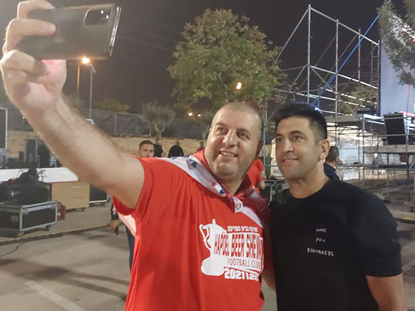 מחובר לעיר ולקהל. ברדה