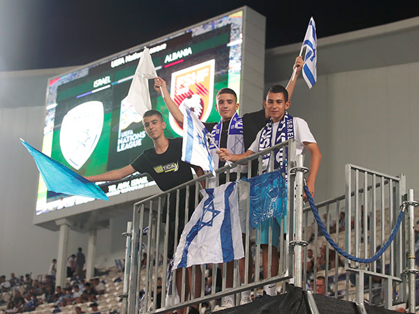 בלומפילד נצבע הערב בכחול ולבן (צילום: אלן שיבר)