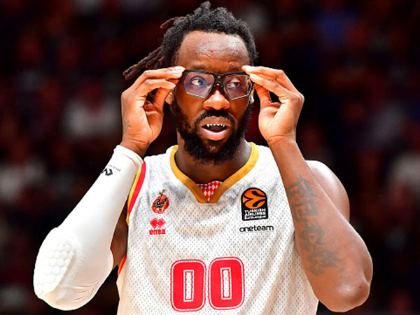 "נצטרך להרחיק אותו מהכדור". בראון (Luca Sgamellotti/Euroleague Basketball via Getty)