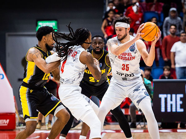 אחד הבולטים באדום הערב. הנקינס (FIBA)