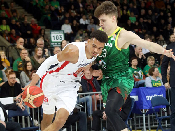 כל העיניים עליו. וומבניאמה (PETRAS MALUKAS/AFP via Getty)