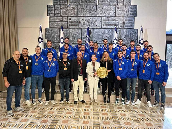 ביקור בבית הנשיא לפני מוקדמות אליפות העולם (צילום: איגוד הכדוריד)