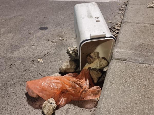 אבנים שנתפסו בכניסה למגרש (משטרת ישראל)