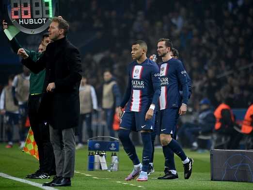 אמבפה עלה לבסוף לדשא (GETTY)