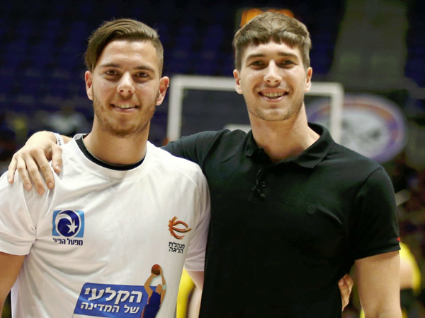 פרקל (משמאל) לצד עומר דרור. "עשה לנו קבלת פנים בלי שאף אחד ביקש" (אלן שיבר)