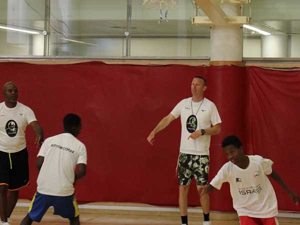 סייע בעבודה. תמיר גודמן (צילום: נוגה שהרבני)