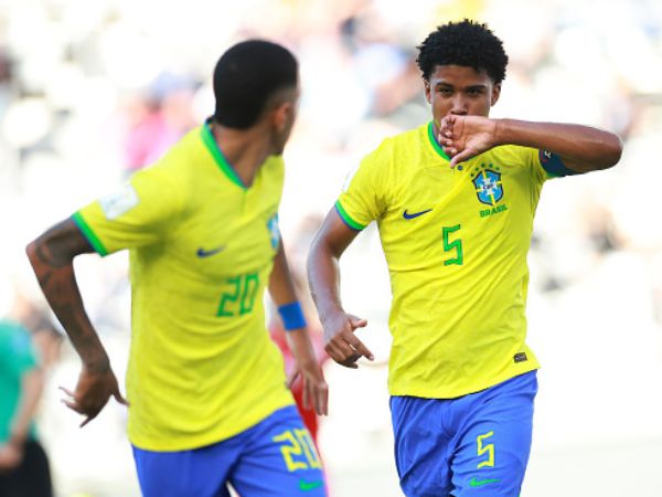 אנדריי סנטוס וסיבה. תזכרו את השם (Hector Vivas - FIFA/FIFA via Getty Images)