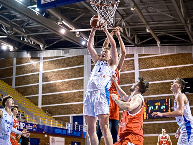 וולף. נראה מבטיח מאוד בבכורה בנבחרת (FIBA)