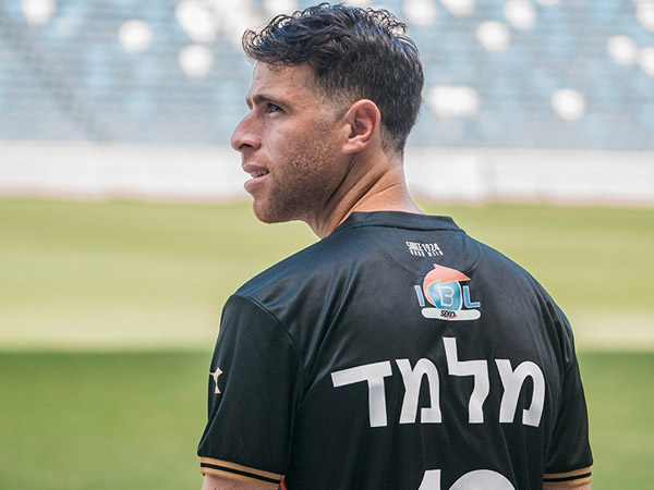 גיא מלמד עם החולצה החדשה (הפועל חיפה)