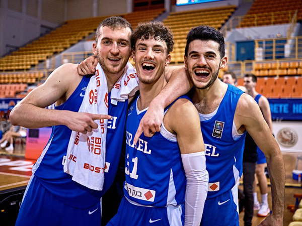 חיוך ענק בסיום (FIBA)