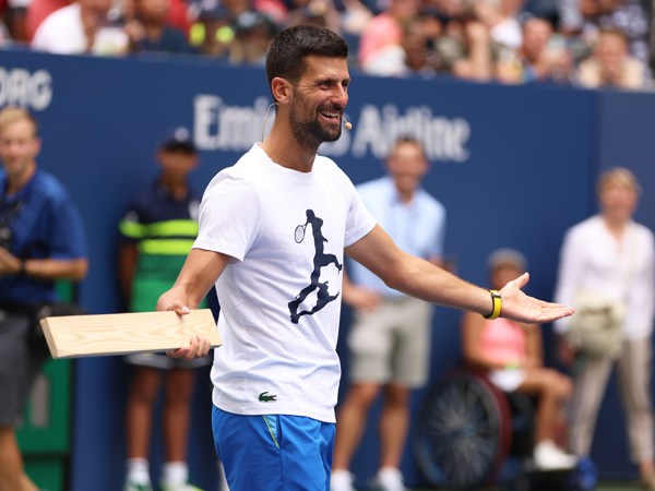 ג'וקוביץ' עם החיקוי הכי טוב שהיה לו לג'ים דאגן (Getty)