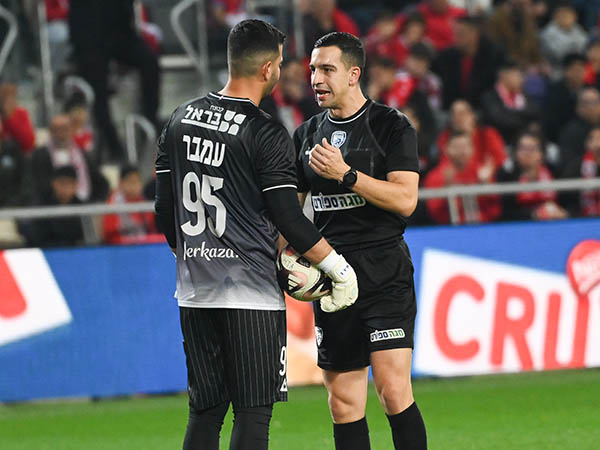 התלונן בפני השופט, עמבר (ברני ארדוב)