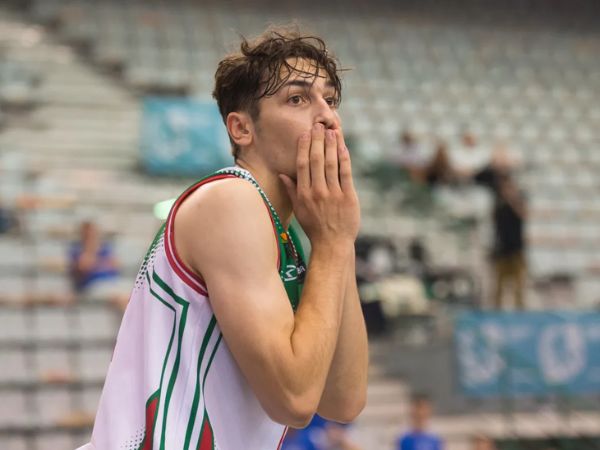 מגיע אחרי עונת פריצה (FIBA)