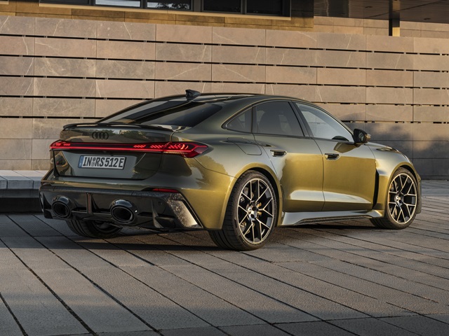 במרכז הדיפיוזר האחורי ישנו פס מחזיר אור אדום, בכל זאת, להדגיש את הספורטיביות