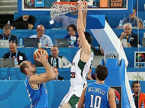 הטביע את איטליה. לברינוביץ' (אתר FIBA)