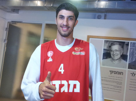אליהו באדום. צפו בפורוורד מגיע לפגישה עם האדומים