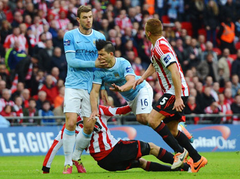 השאלה היא למה היד של דז'קו על פניו של אגוארו (gettyimages)