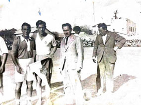 הקפטנים מוחמד מוכתר וגדליהו פוקס (באדיבות: אשר גולדברג, אתר ההתאחדות)