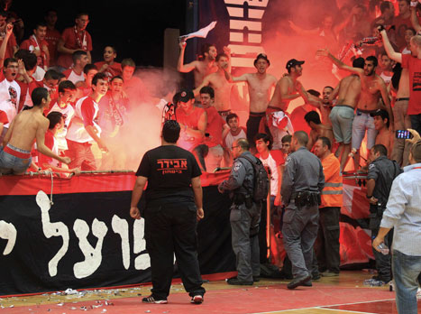 אוהדי הפועל ירושלים מדליקים את היציע (אלן שיבר)