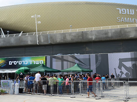 אוהדי מכבי חיפה מחוץ לאצטדיון (האתר הרשמי)