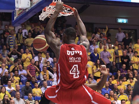 גייטס משפיל את הצהובים