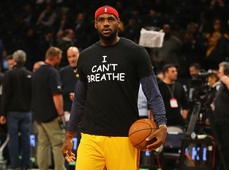 לברון והחולצה המדוברת. עולם הכדורסל לא שותק (getty)