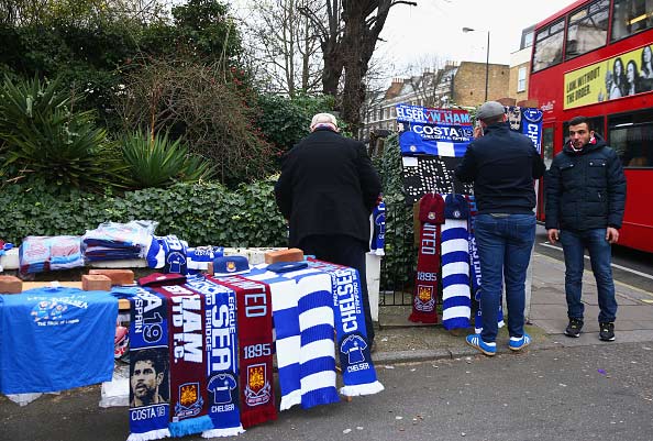 גם מוכרי הצעיפים פתחו מוקדם (gettyimages)