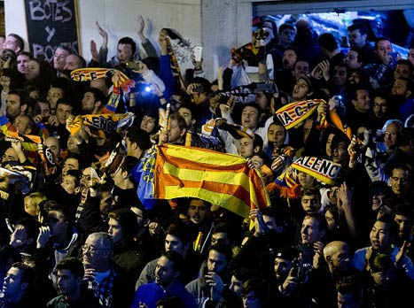 אוהדי ולנסיה, מכינים מחאה (gettyimages)