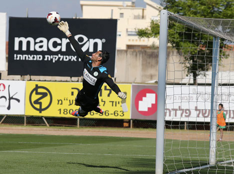 אוהד כהן בהתעופפות (צילום: אלן שיבר)