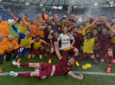 ככה חוגגים ניצחון בדרבי ומקום באלופות. שחקני רומא (gettyimages)