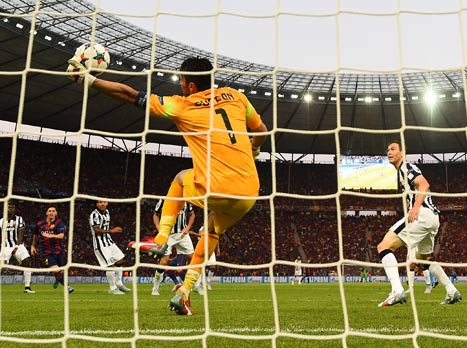 בופון, גם הצגה שלו לא הביאה לו גביע אלופות ראשון (gettyimages)