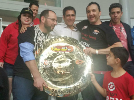 מרגש, עדי גורדון, אייל חומסקי וגיא הראל מניפים את הצלחת