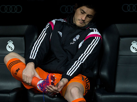 קסיאס ישב לו בחושך על הספסל., ותהה: למה? (gettyimages)