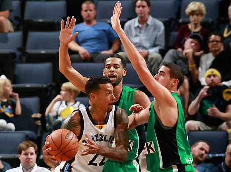 העיקר החוויה. שחקני חיפה מנסים לעצור את בארנס (GETTYIMAGES)