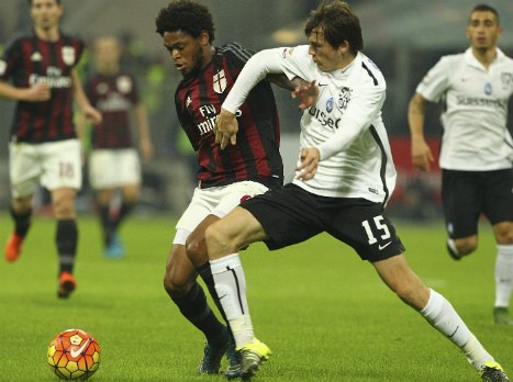 לואיס אדריאנו מנסה לחלץ את הכדור (getty)