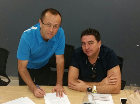 שמיר חותם על החוזה לצד דורסמן. חוזר למקום מוכר