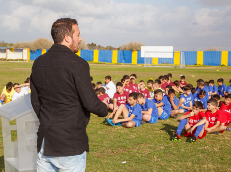 נוסבכר משוחח עם הילדים (שי מור יוסף)