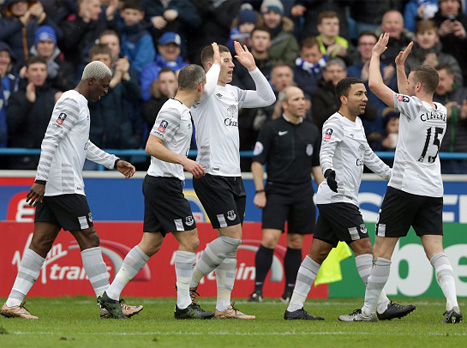 שחקני אברטון חוגגים (Getty)
