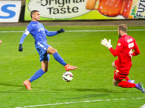 עכו מחכה לק"ש במחזור הנעילה (צילום: סוכנות ג'יני)