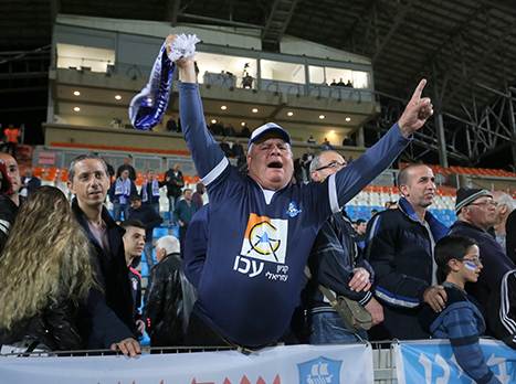 אוהדי עכו. חטאב חגג איתם בסיום (אנצ'ו גוש ג'יני)
