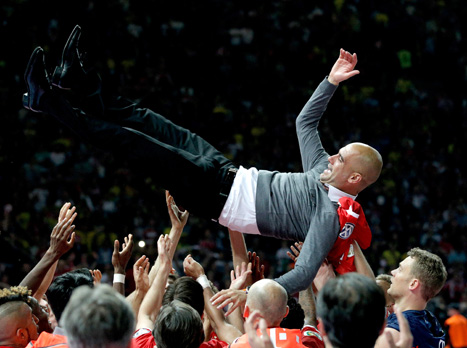 פפ חוגג עם השחקנים (Getty)