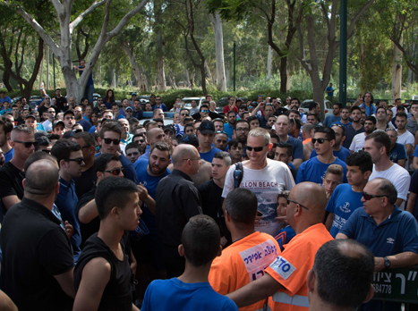 אוהדי הפועל פ"ת מחוץ לר"ג. מוחים נגד משפחת לוזון (ניר קידר)