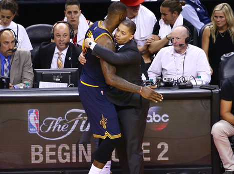 טיירון לו ולברון ג'יימס. יש גמר (getty)
