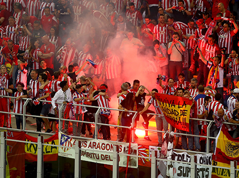 אוהדי אתלטיקו מדריד הדליקו אבוקות (gettyimages)