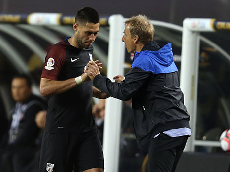 קלינסמן מנסה להרגיע את שחקניו (GETTYIMAGES)